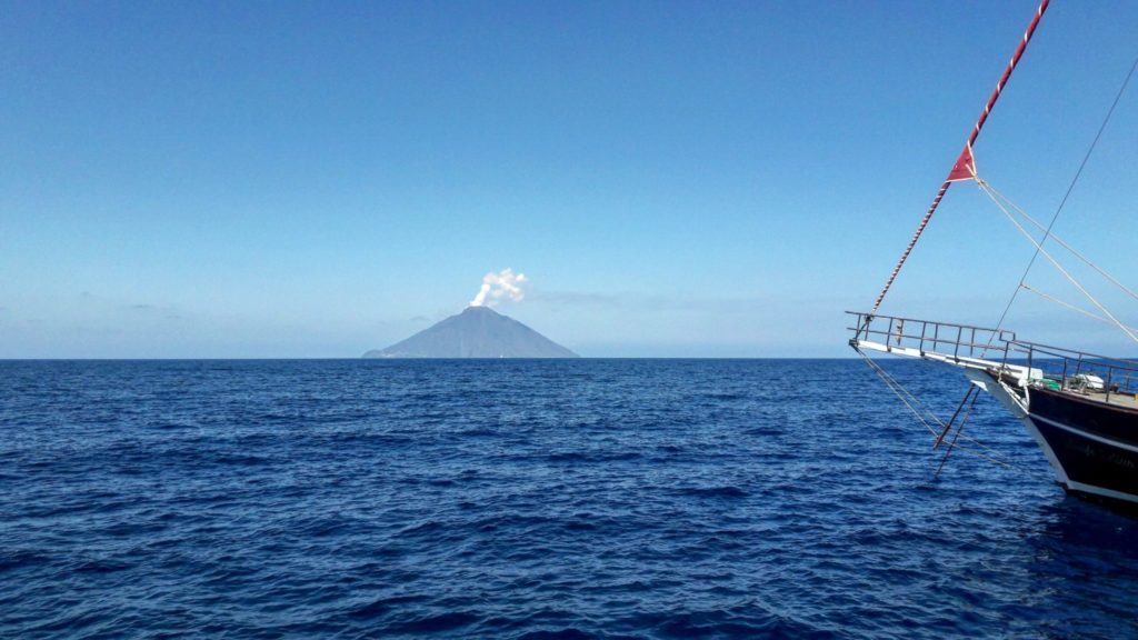 IN NAVIGAZIONE VERSO L'SOLA DI STROMBOLI