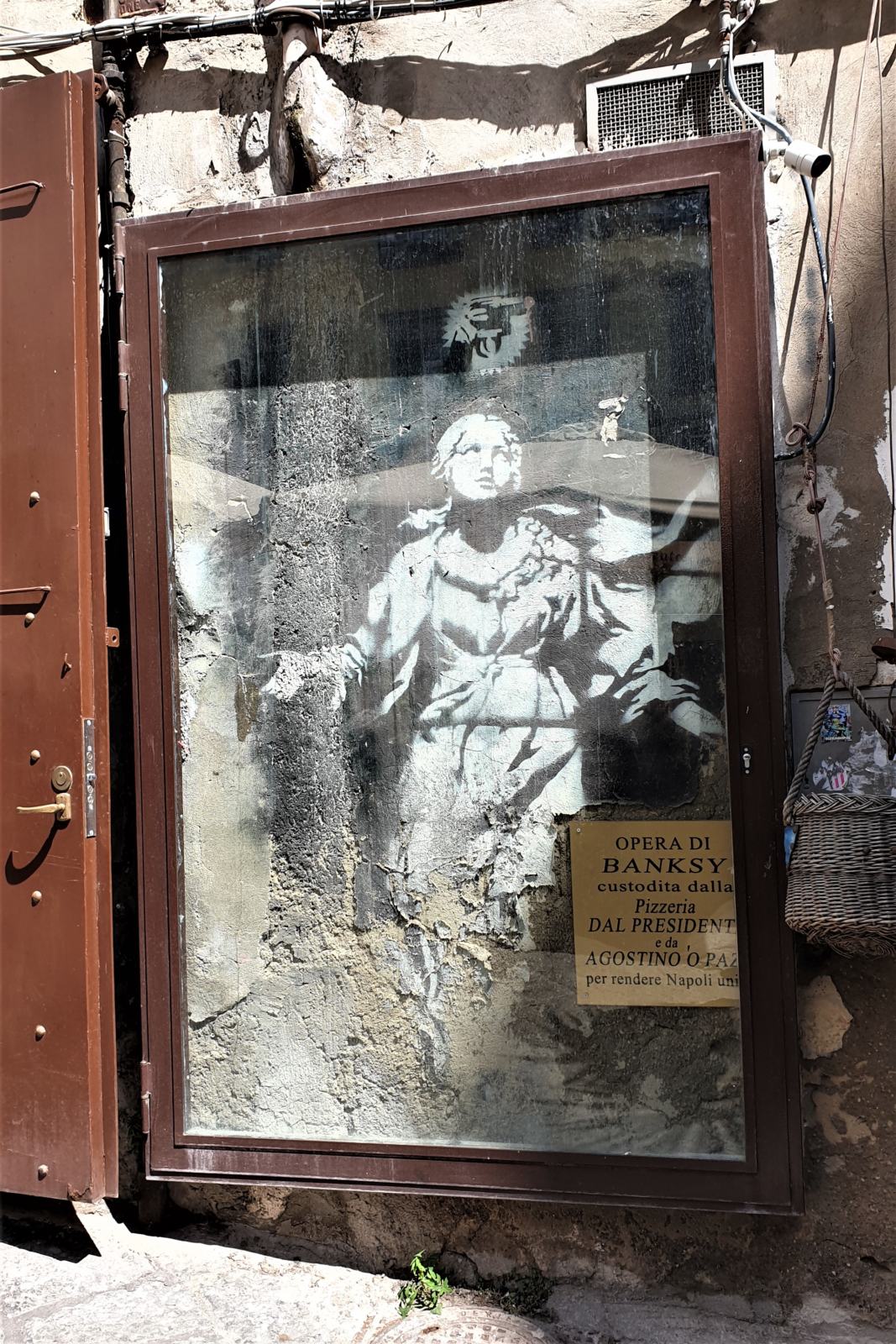 La Madonna con la pistola di Banksy