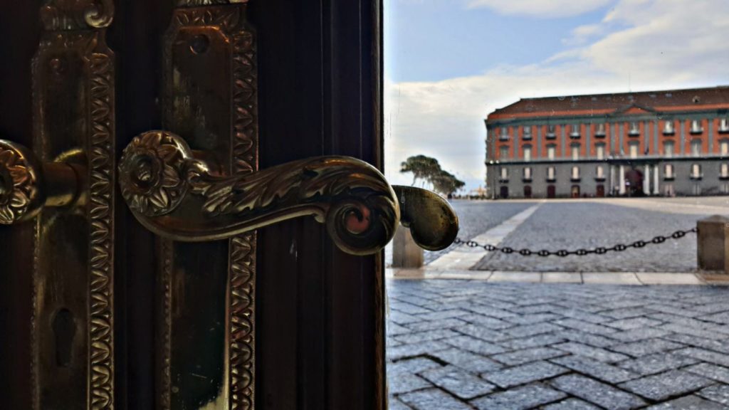 Vista su Piazza del Plebiscito da Caffè Gambrinus