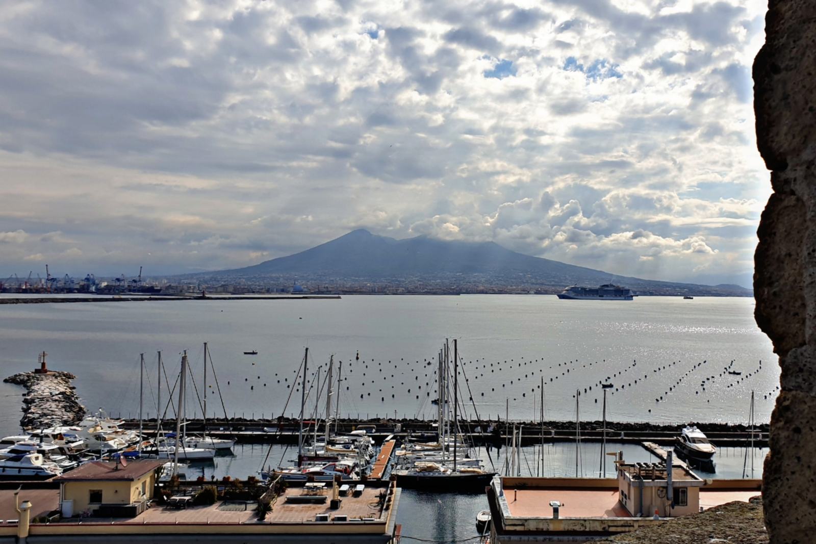 Vista del Vesuvio da Castel dell'Ovo