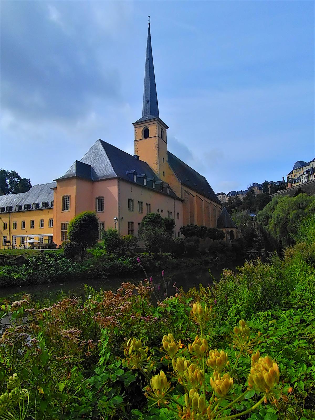 Abbazia lungo il fiume Alzette