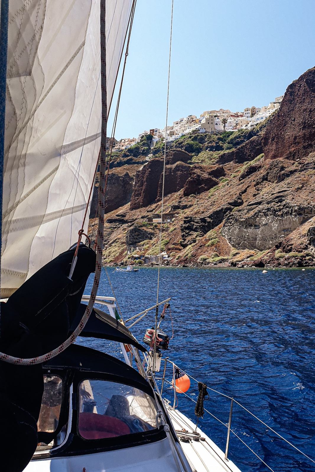 Santorini - Vista navigando dentro la Caldera in barca a vela