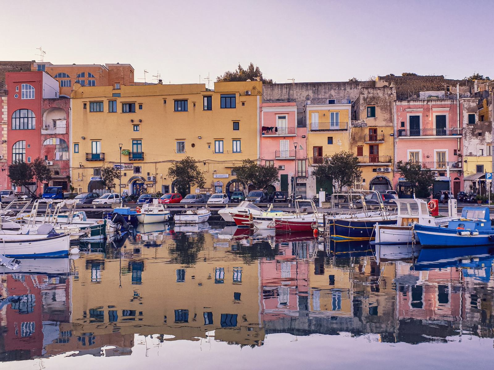 Case colorate nel Porto di Marina Grande a Procida