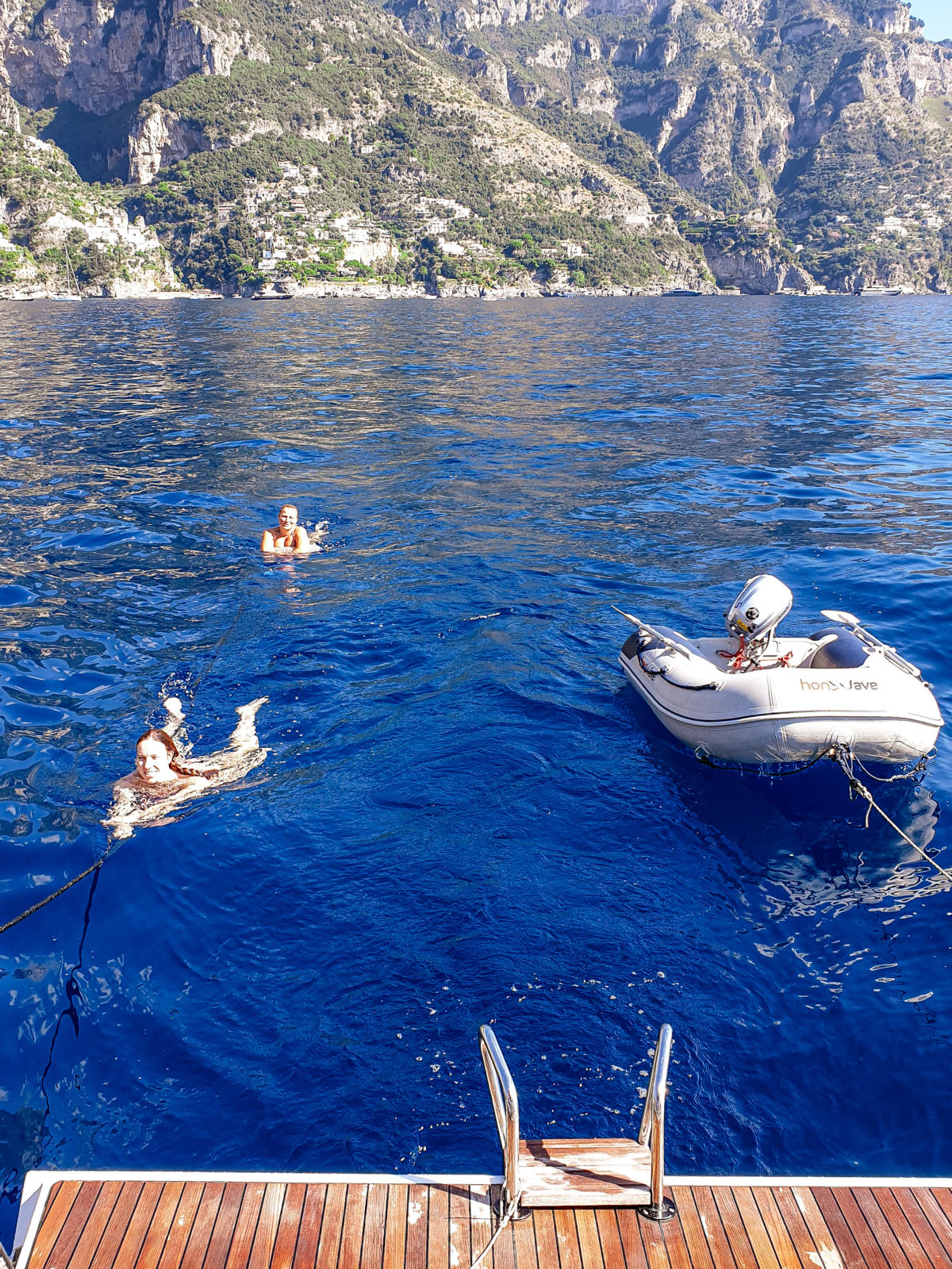 Due persone che fanno il bagno in mare