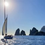 Faraglioni di Capri visti dal mare durante la navigazione