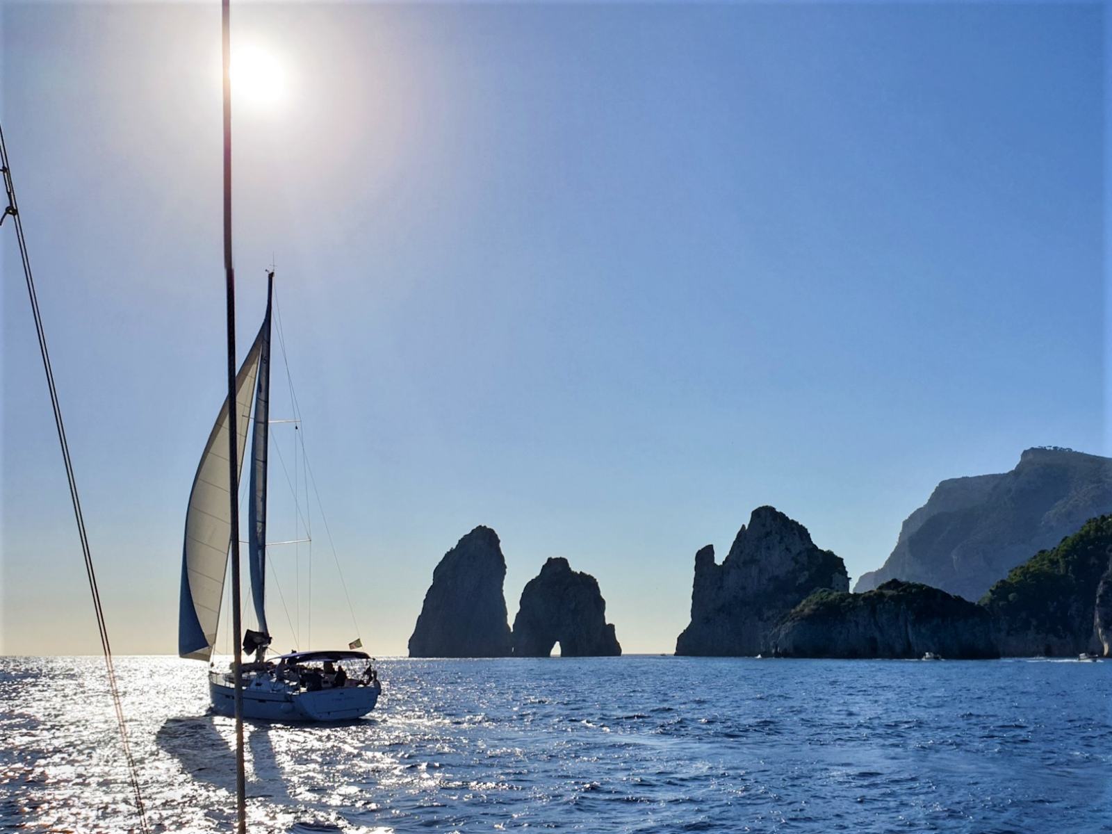 Faraglioni di Capri visti dal mare durante la navigazione