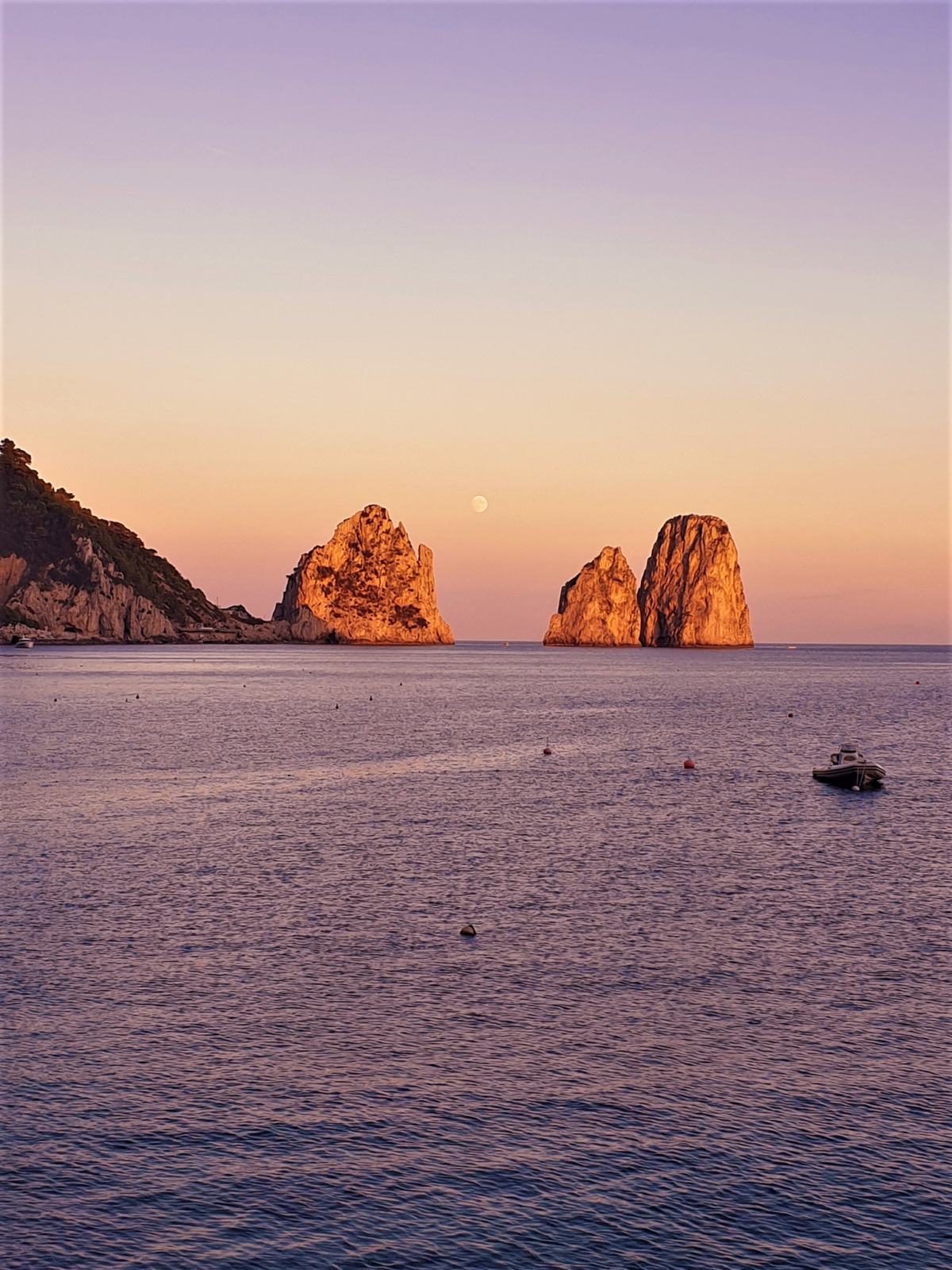 Faraglioni di Capri visti dalla spiaggia all'ora del tramonto