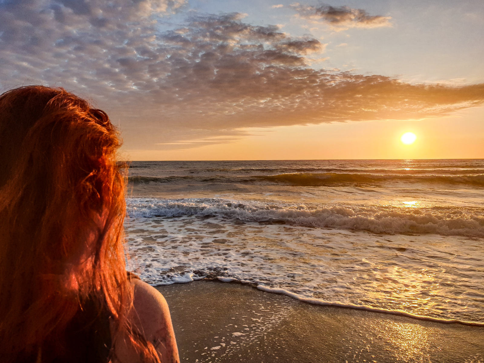 Donna che osserva il mare